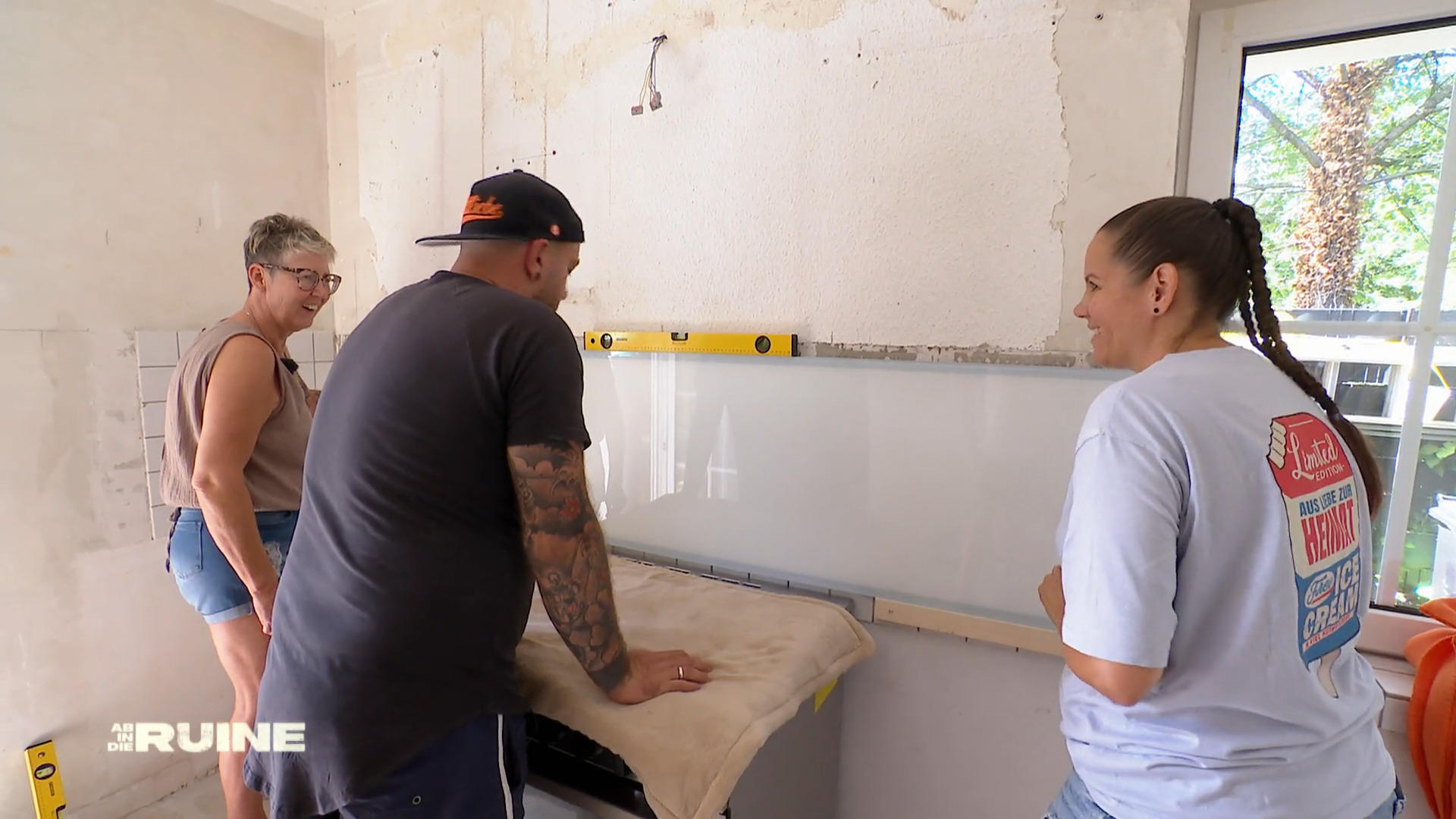 Fliesenspiegel wurde mit LED Glasplatte überdeckt