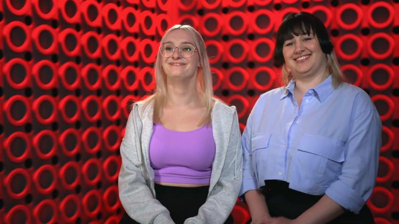 Feli und Lea vertiefen ihr LEGO-Wissen