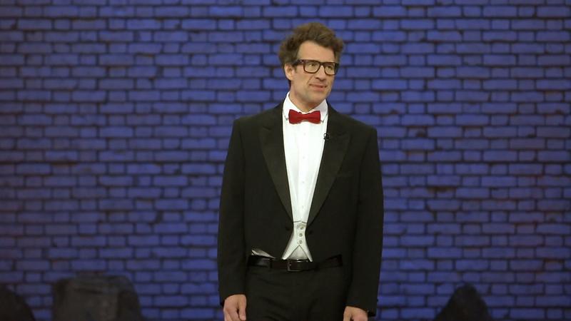 Daniel Hartwich kündigt die Halbzeit an