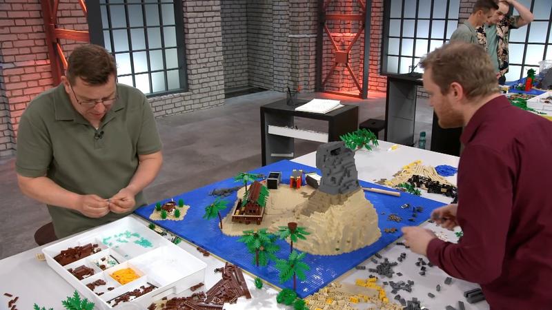 Tobi L. und Martin erschaffen einen Berg mit Gorillakopf