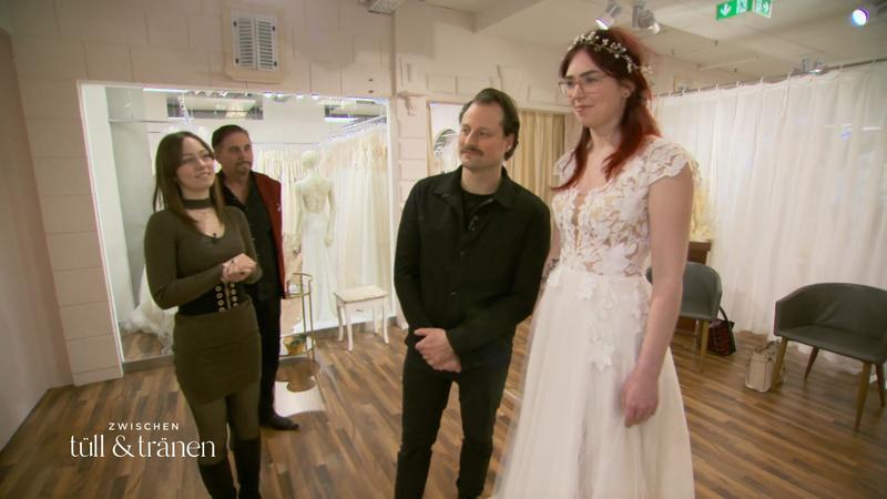 Sarahs Hochzeitskleid muss das Tattoo zeigen