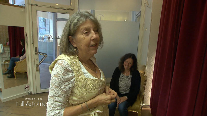Der erste Anblick im goldenen Dirndl