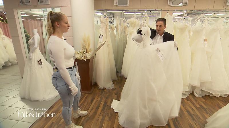 Uwe hilft Charlin bei der Suche nach ihrem Traumkleid