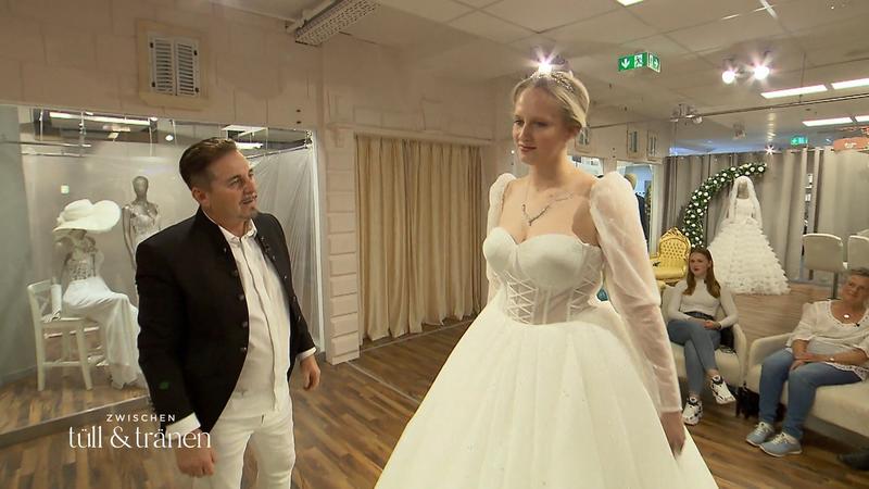 Vier Prinzessinnenkleider zur Anprobe