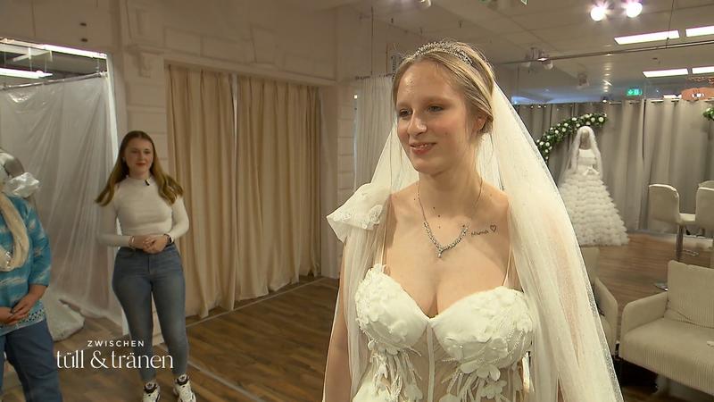 Uwe kämpft um Charlins Prinzessinnenkleid