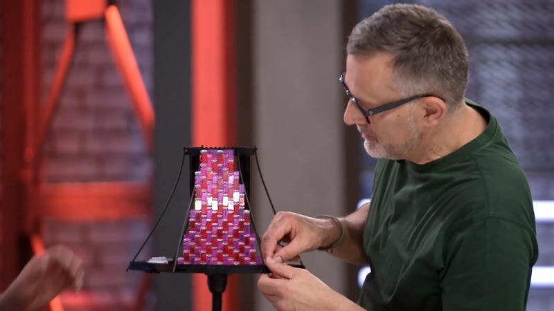 Tommy und Uwe gestalten eine Lampe