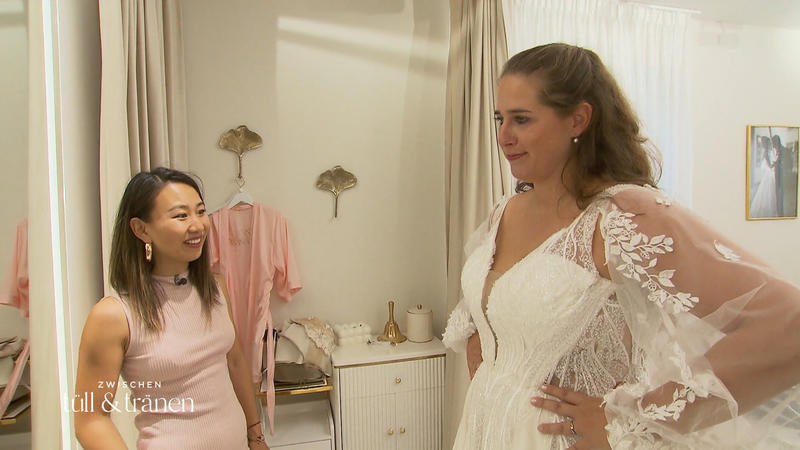 Für Eileen wird das perfekte Kleid gebastelt