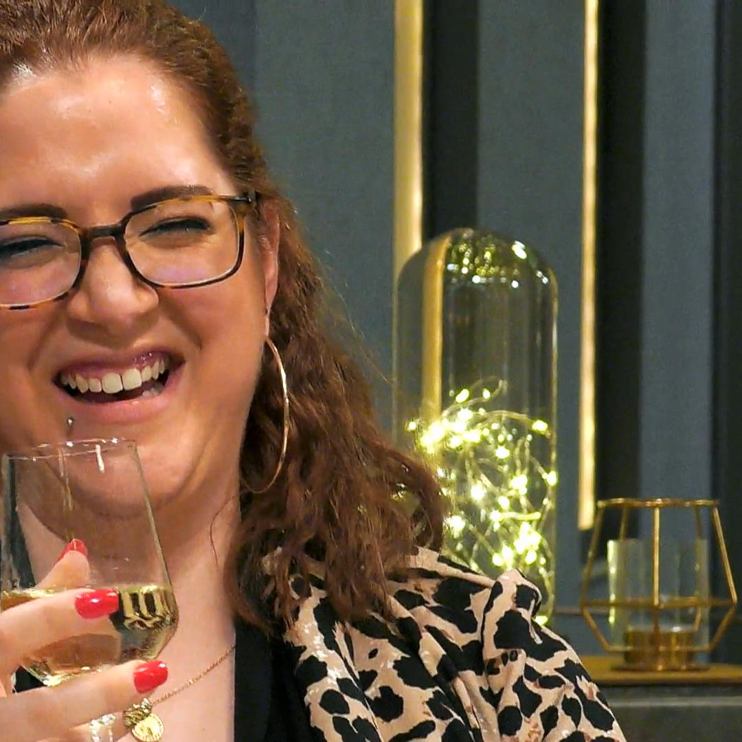 Giovanna kann sich nicht halten vor lachen