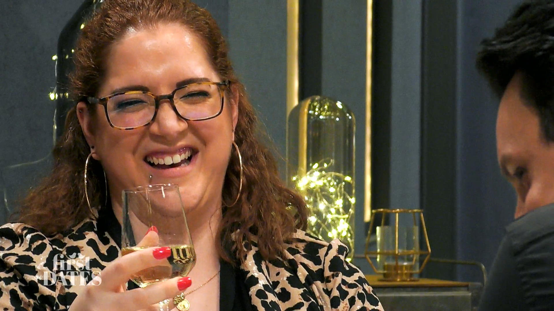 Giovanna kann sich nicht halten vor lachen