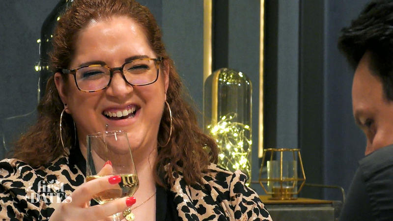 Giovanna kann sich nicht halten vor lachen