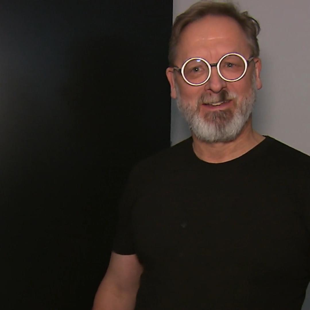 Stefan serviert ein elegantes Drei-Gänge-Menü