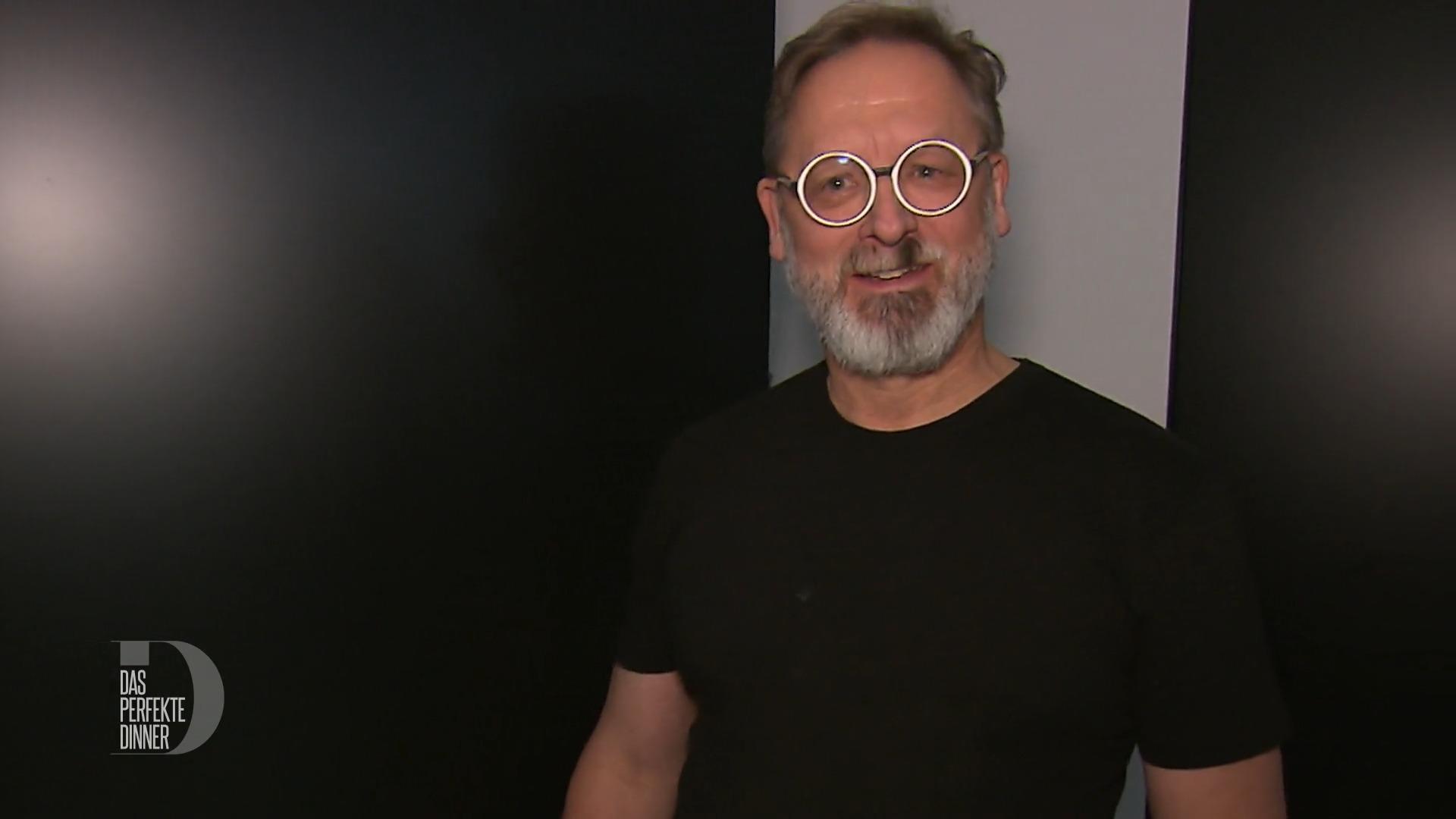 Stefan serviert ein elegantes Drei-Gänge-Menü