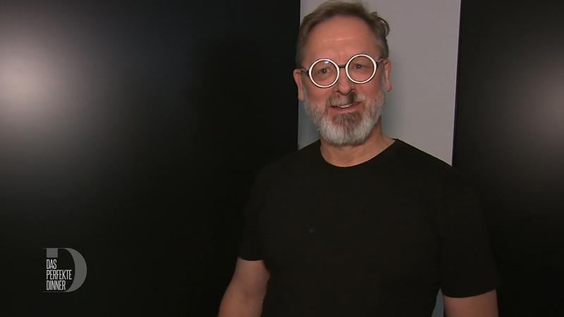 Stefan serviert ein elegantes Drei-Gänge-Menü