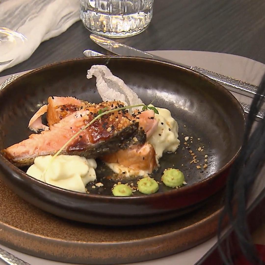 Blumenkohl-Espuma / Lachs Teriyaki / Avocado-Wasabi