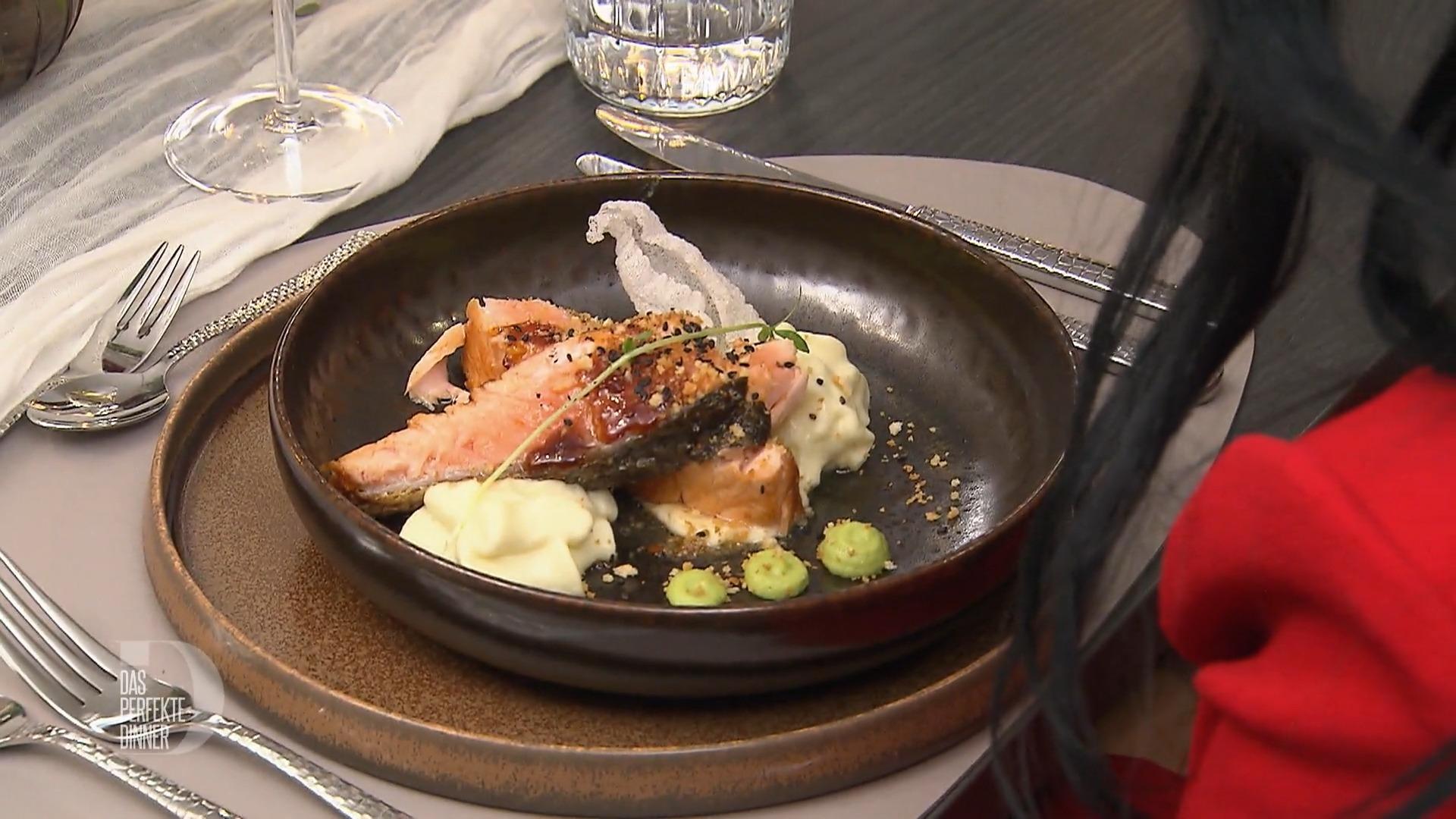 Blumenkohl-Espuma / Lachs Teriyaki / Avocado-Wasabi