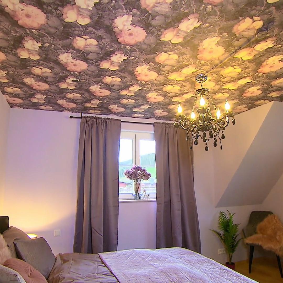 Anne präsentiert ihr neu gestaltetes Schlafzimmer