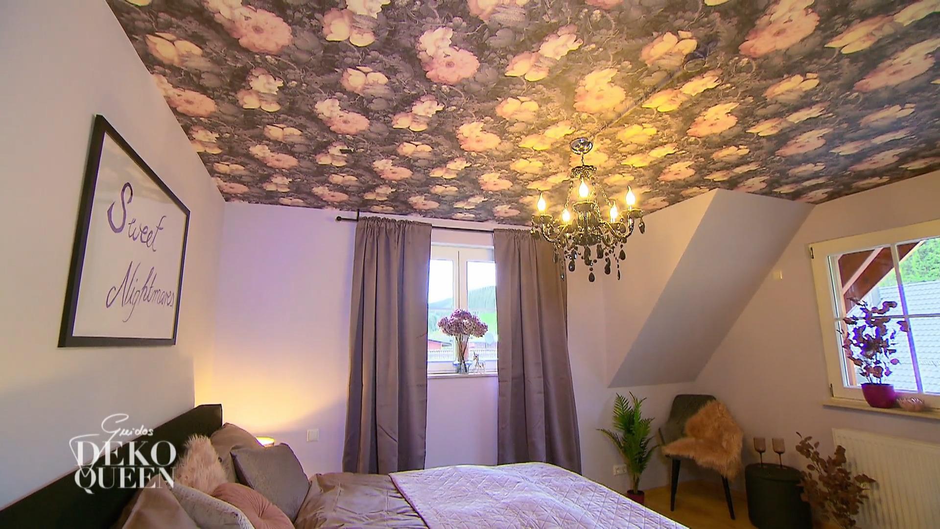 Anne präsentiert ihr neu gestaltetes Schlafzimmer