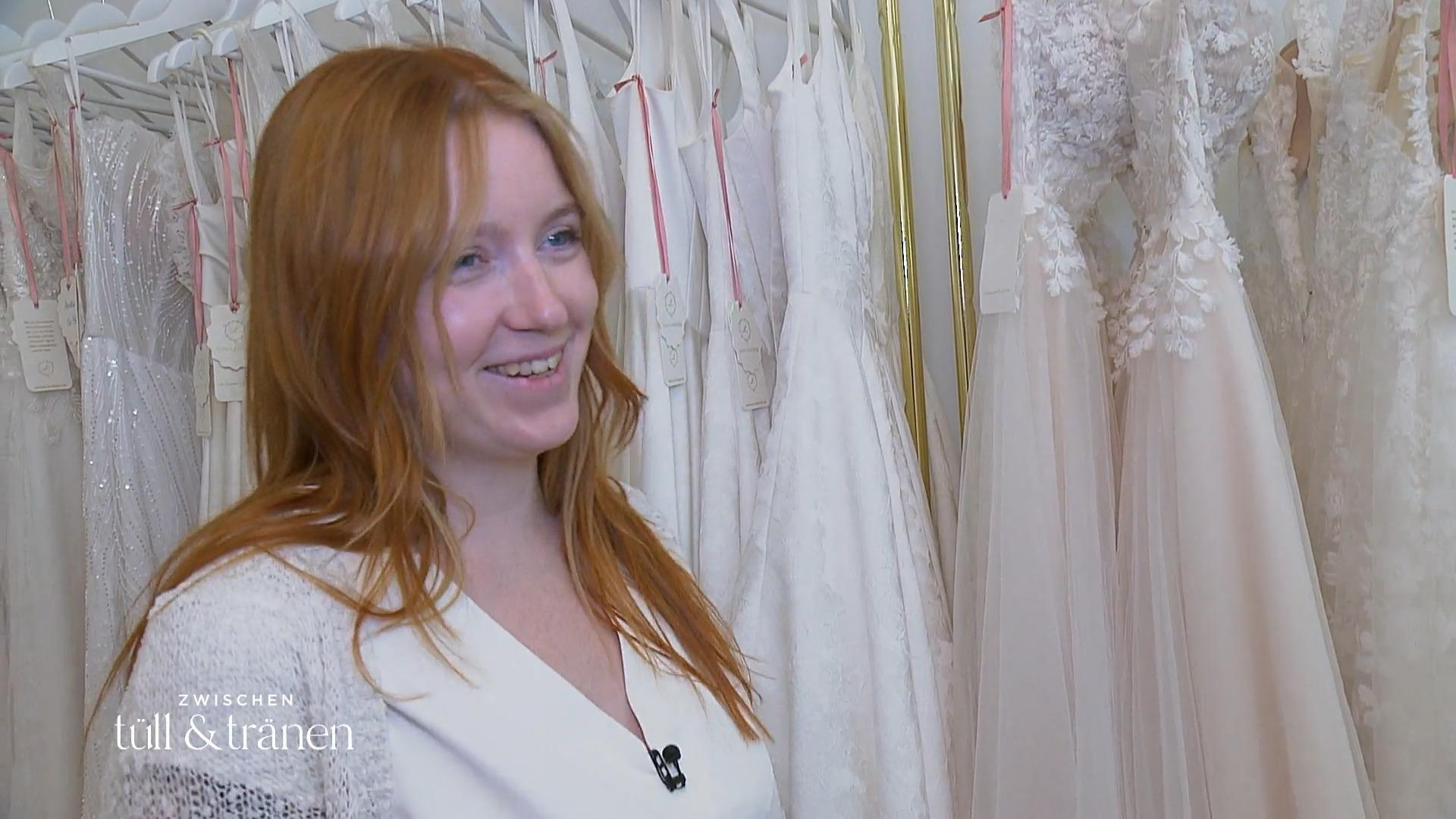 Passen Katjas Tattoos zum "Elsa"-Kleid?