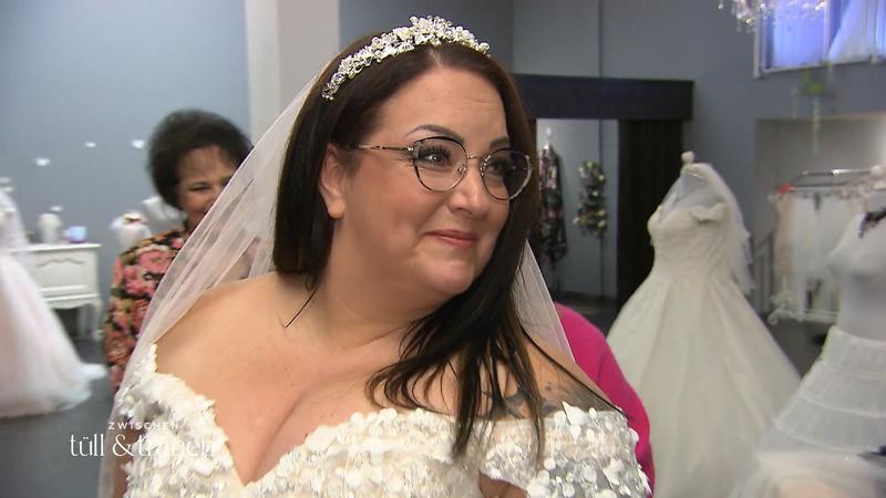 Steffi in einem glitzernden Prinzessinnenkleid