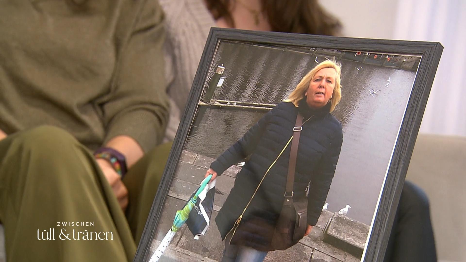 Lisa trägt das Bild ihrer Schwiegermama bei sich