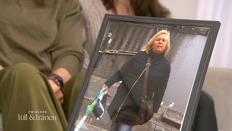Lisa trägt das Bild ihrer Schwiegermama bei sich
