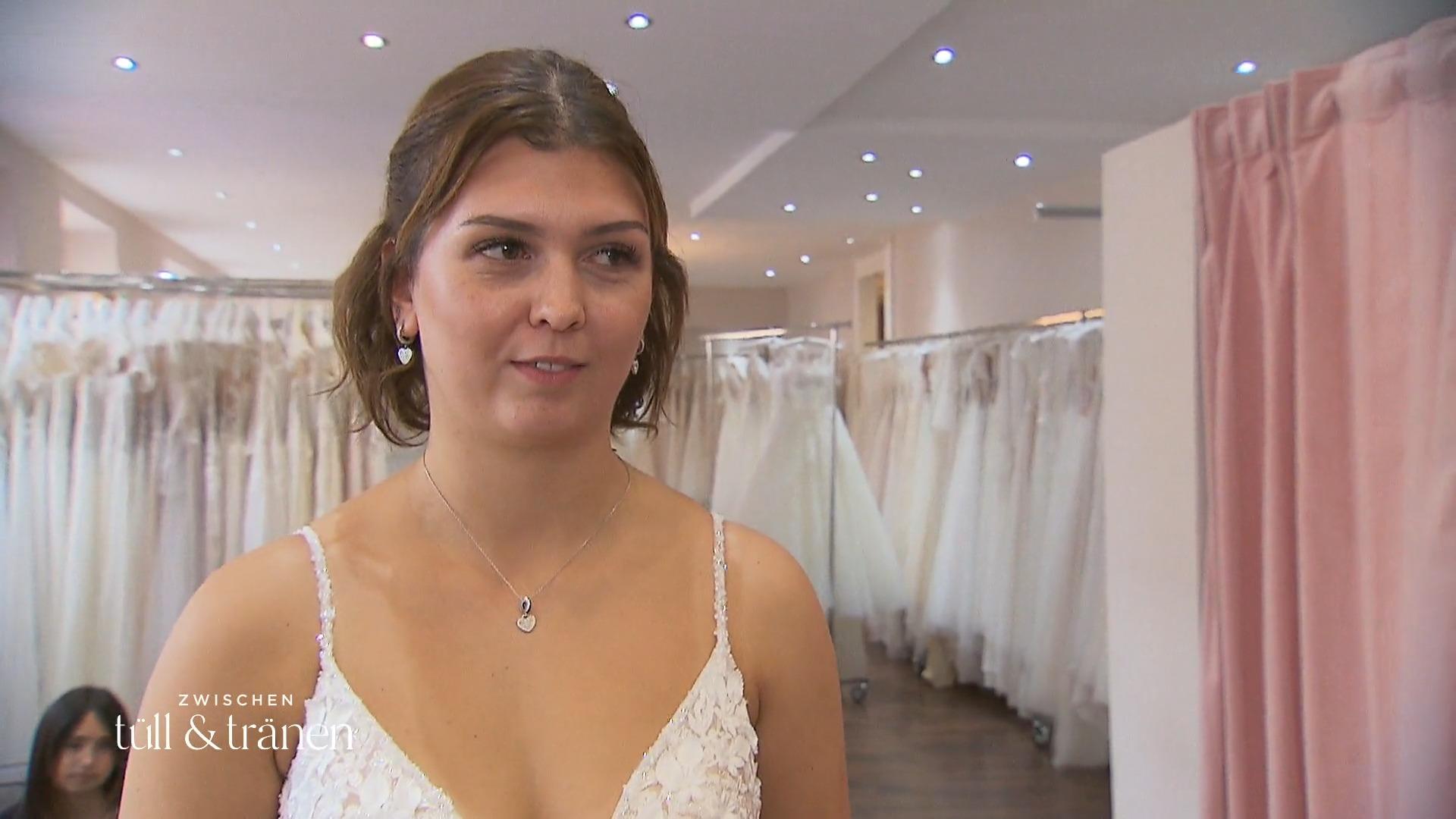 Wie fühlt sich Lea in ihrem ersten Hochzeitskleid?