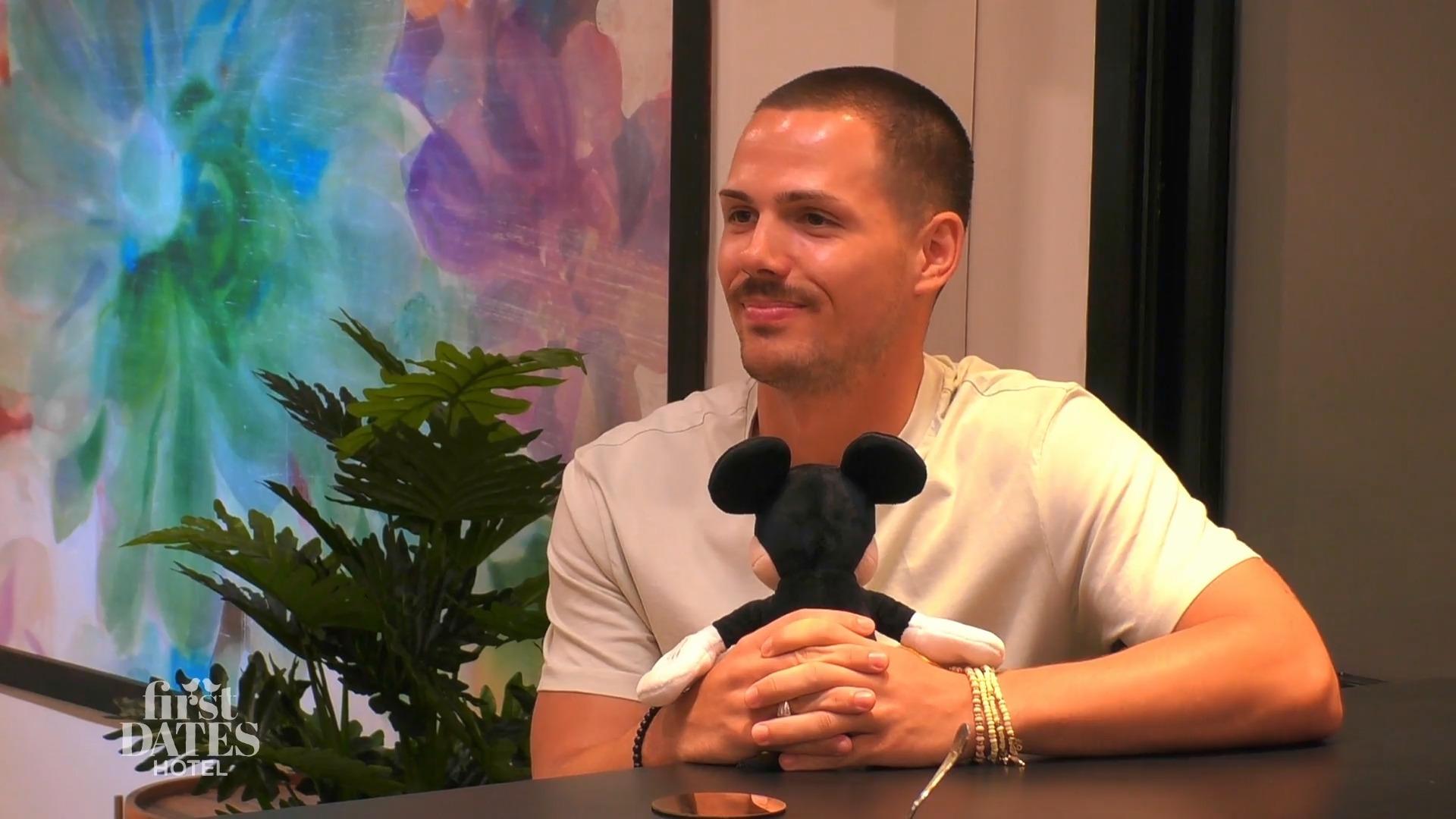 Disney-Fan Dominic bringt Micky-Maus mit