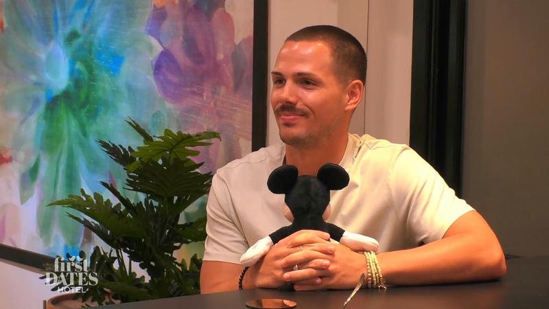 Disney-Fan Dominic bringt Micky-Maus mit