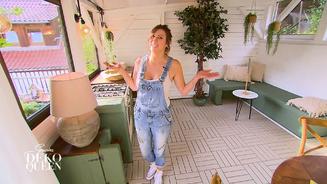 Emely hängt ihren Teppich an die Decke