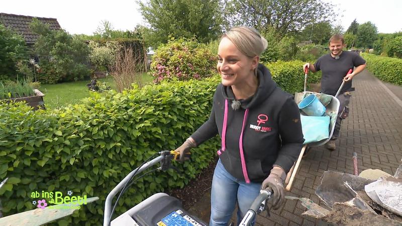 Luis und Nici helfen Claus bei seinem Garten