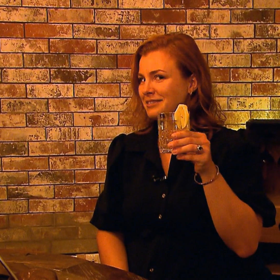 Karoline präsentiert ihre „Industrial Bar“