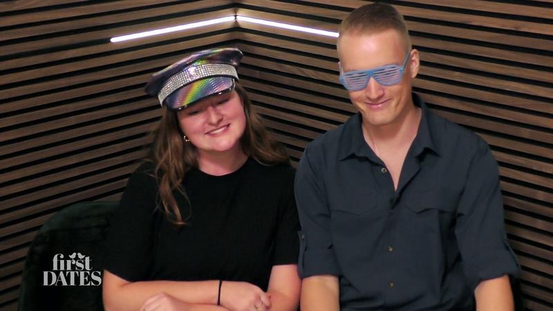Benny überrascht Louisa in der Fotobox