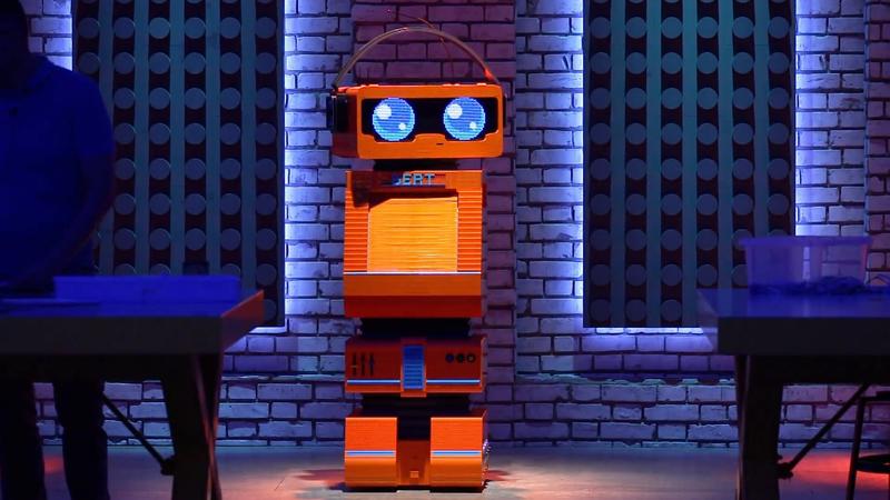 Roboter Bert fordert die Teams