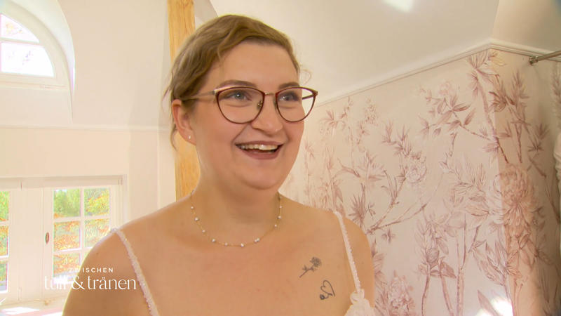 Sobald sie weint, ist es für Lara das richtige Kleid