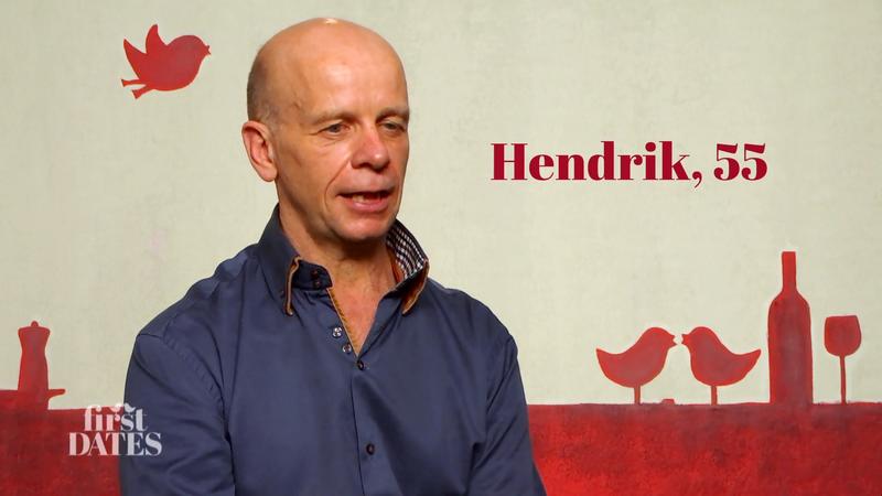 Sabine und Hendrik schauen sich ganz genau an