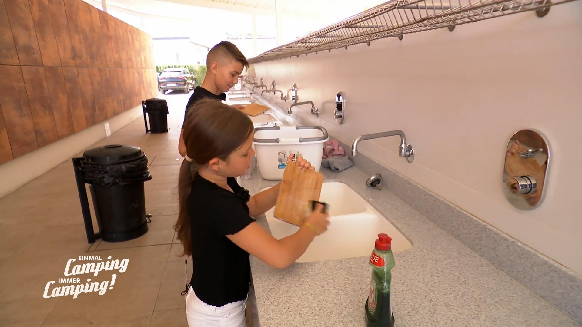 Kids müssen das Geschirr spülen