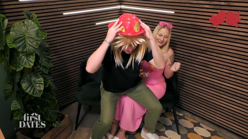 Cassie provoziert mit einer Frage in der Fotobox