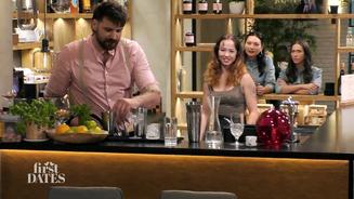 Sarah landet hinter der Bar
