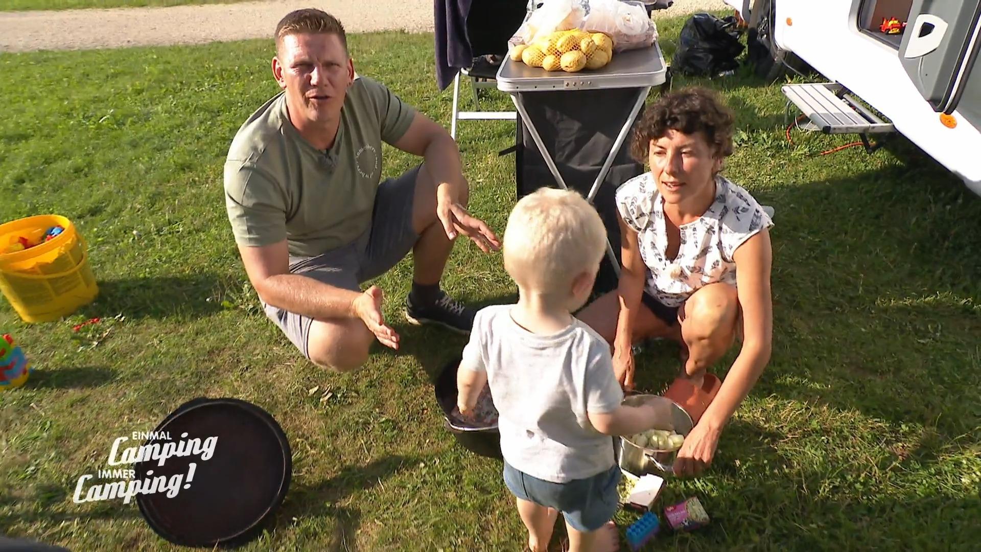 Familie packt zusammen an