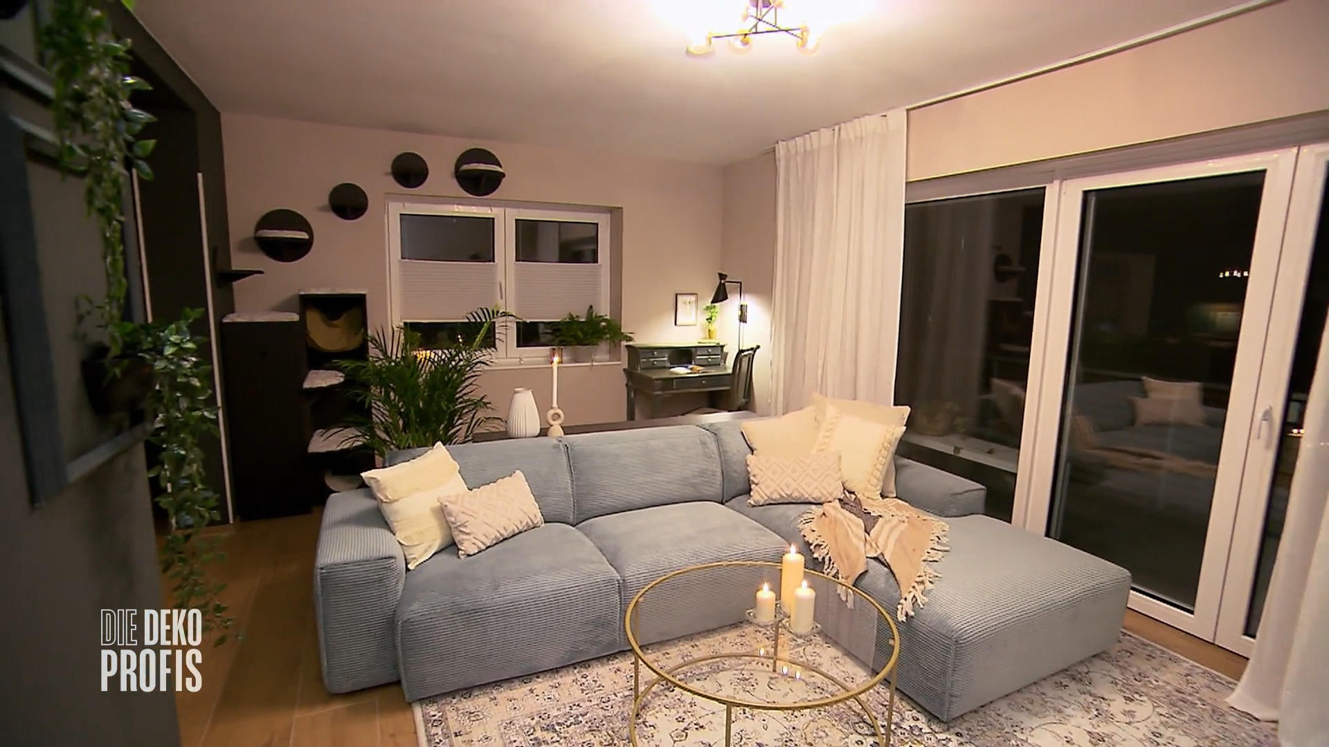 Maria ist von ihrem neuen Wohnzimmer beeindruckt