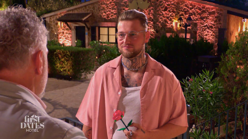 Alex möchte bei seinem Date Rosen verteilen
