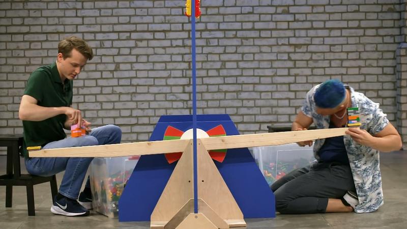 Wer baut den höchsten Turm auf der Wippe?