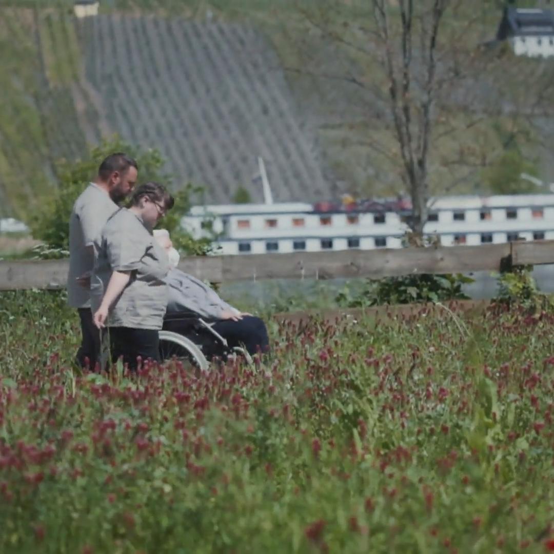 Ein letzter Spaziergang mit ihrer Lieblingsseniorin