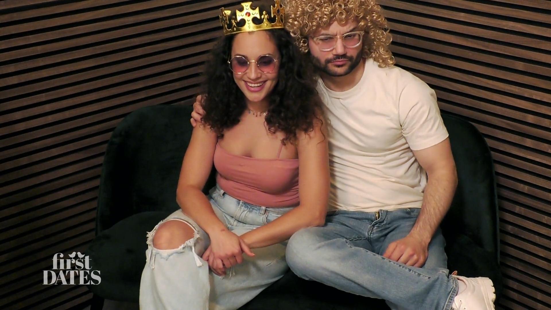 Mischel setzt sich spontan eine Perücke auf