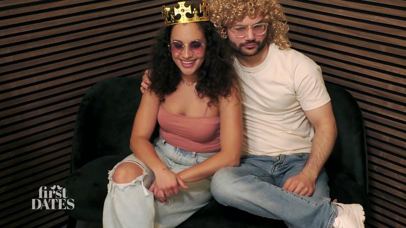 Mischel setzt sich spontan eine Perücke auf