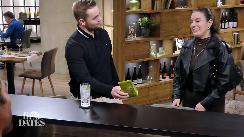 Vassily hat für Melissa ein süßes Geschenk