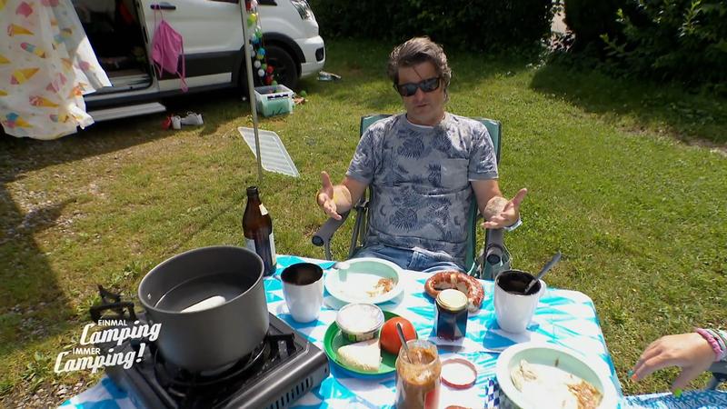 Birte und Martin genießen ein zünftiges Frühstück