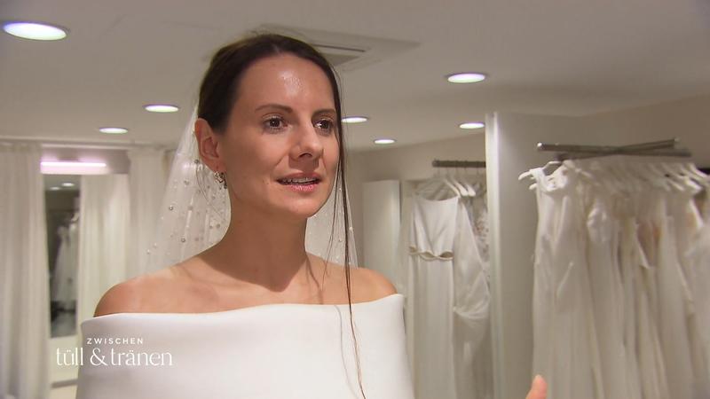 Kann Janna sich endlich für ihr Kleid entscheiden?