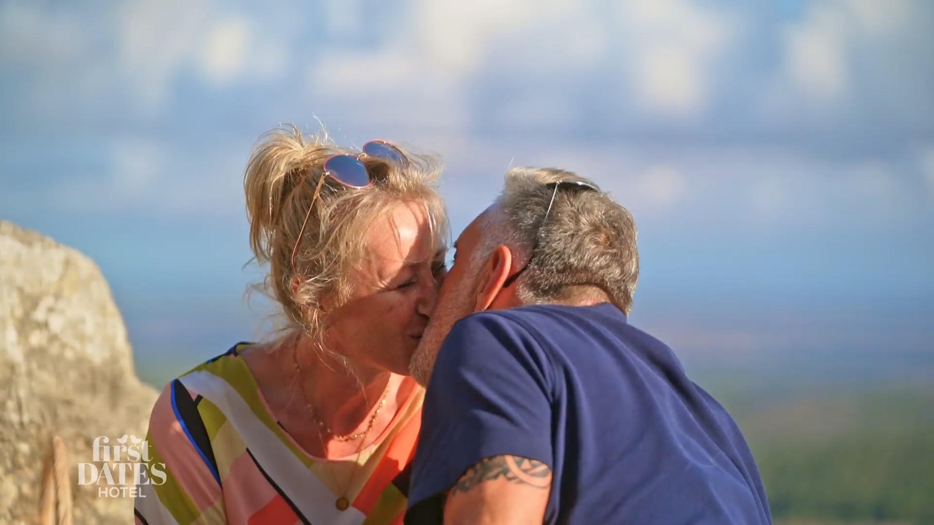 Karina und Kurt genießen ein unvergessliches Picknick