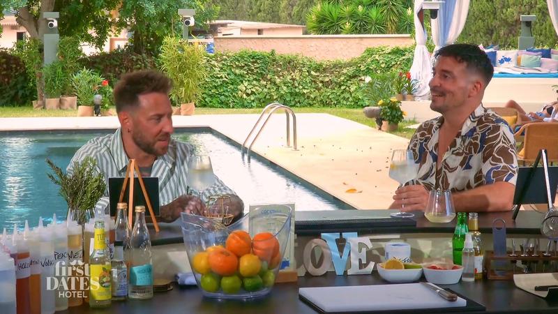 Ian und Michael tauschen sich über ihre Date-Pläne aus